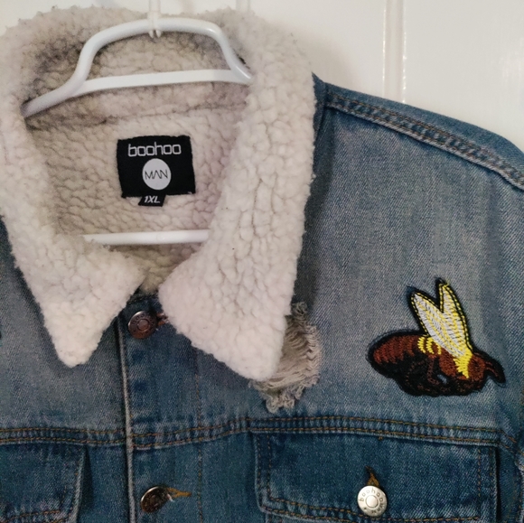 BooHoo Man FULLY BORG LINED DENIM JACKET WITH BADGES - Picture 8 of 9